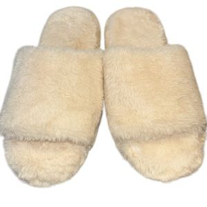 Brand new fuzzy white cream fleece slippers size 9-10 medium/large in women’s